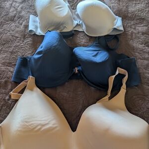 Lot of 3 pre loved 40C Soma Vanishing Back bras